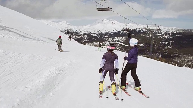 一群滑雪者在斜坡上碰头视频素材