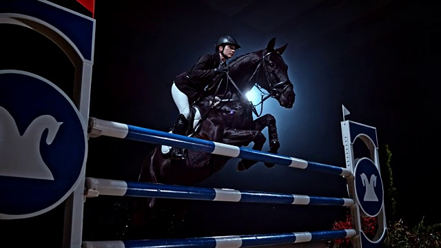 黑马和他的骑手跳过栏杆视频素材