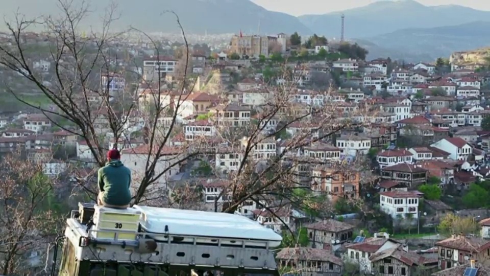 土耳其Safranbolu，一名男子坐在车里看风景。联合国教科文组织文化遗产视频下载