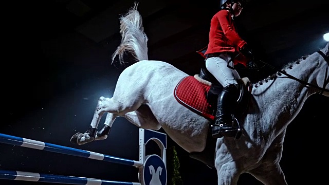 速度坡道白马和他的女骑手跳过栏杆视频素材