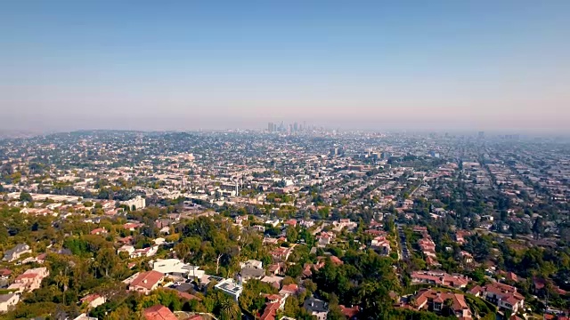 从空中俯瞰洛杉矶市中心的天际线，看看洛杉矶的广袤。视频素材