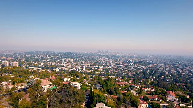 从右到左的空中俯瞰洛杉矶市中心的天际线和巨大的洛杉矶。视频素材
