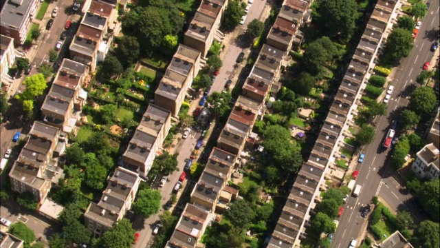 英国伦敦，空中俯瞰房屋、街道和花园视频素材