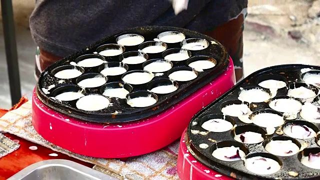 制作章鱼烧，一种球形的日本小吃视频素材