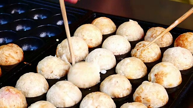 制作章鱼烧，一种球形的日本小吃视频素材
