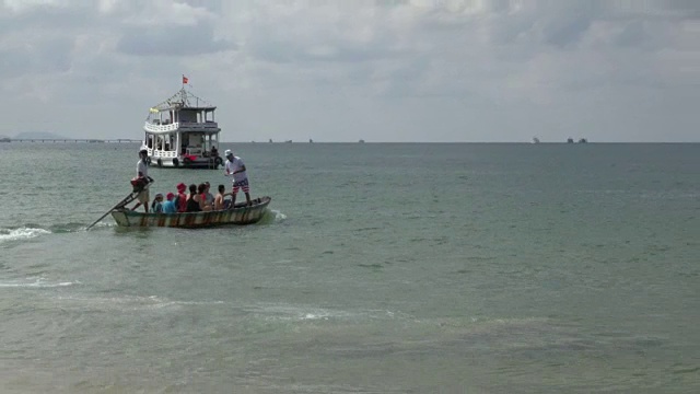 长尾船可载人去游览视频下载