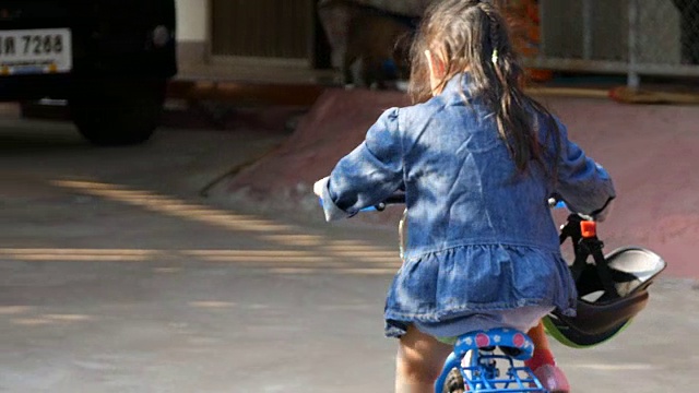 小女孩骑自行车视频素材