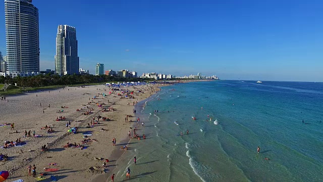 迈阿密海滩上的游客视频下载