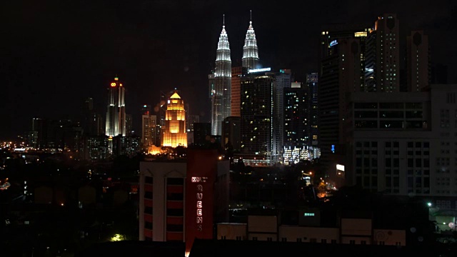 马来西亚吉隆坡夜晚的双子塔视频素材