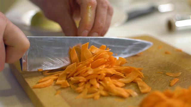 切胡萝卜的厨师，slo mo视频素材