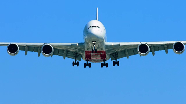 阿联酋航空A380商用空客飞机在洛杉矶机场降落4K，来自RAW文件视频素材