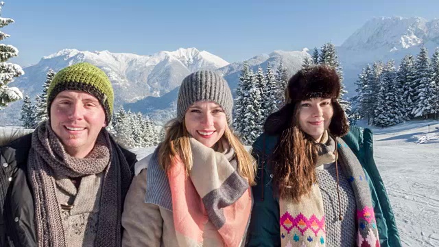 在冬季景色的三个朋友的肖像，巴伐利亚阿尔卑斯山视频素材