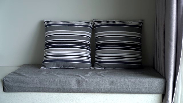 客厅沙发装饰上的漂亮枕头视频素材