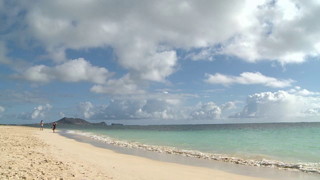 夏威夷的火奴鲁鲁，海浪轻轻冲刷视频素材