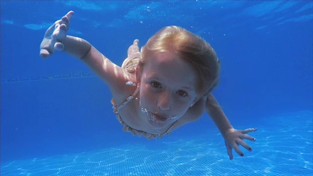 可爱的游泳女孩在慢动作视频下载