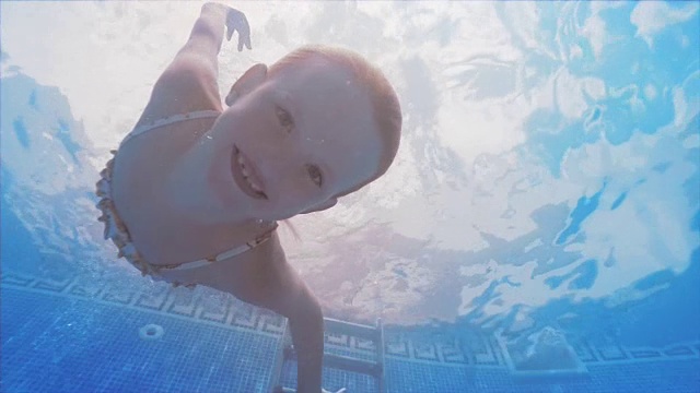 可爱的游泳女孩在慢动作视频下载