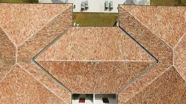 别墅屋顶和游泳池俯视图视频下载
