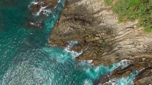 在斯里兰卡海岸线的岩石和悬崖上向上倾斜视频素材