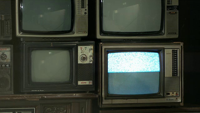 老式电视墙，电视闪烁。视频下载