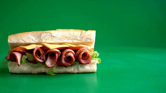 火腿和沙拉三明治视频素材