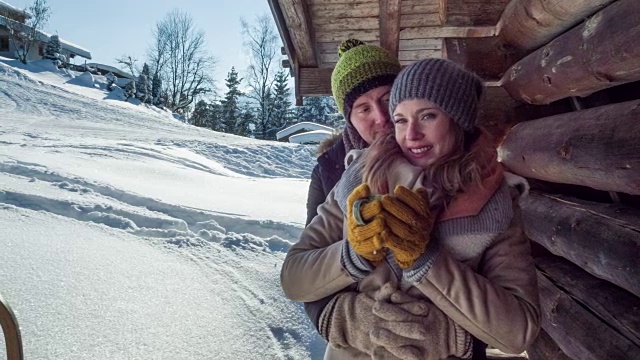 冬天小木屋里一对年轻夫妇的肖像视频素材