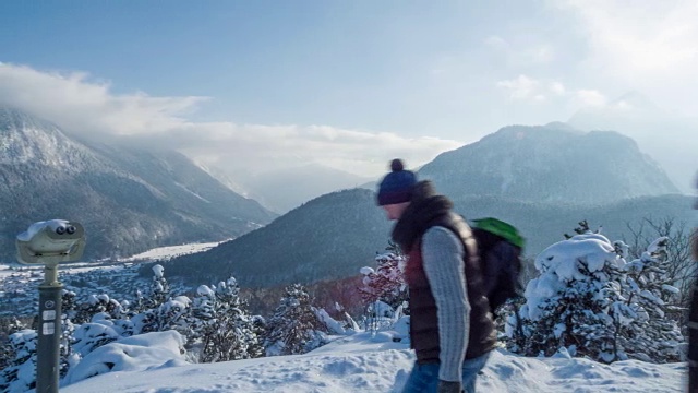 朋友们在冬天穿过山脉视频素材
