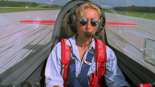 空中座舱的观点中shot女飞行员在驾驶舱的小型飞机起飞视频下载