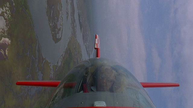 空中视角中镜头女飞行员在驾驶舱的红色飞机表演螺旋特技视频下载
