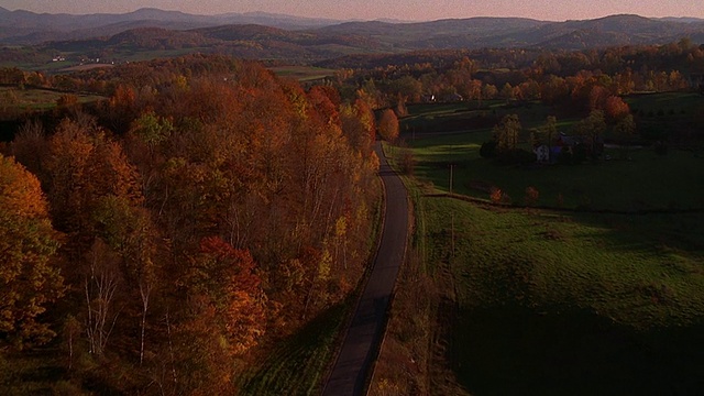鸟瞰农场，乡村道路，树木在秋天的背景山/新英格兰视频素材