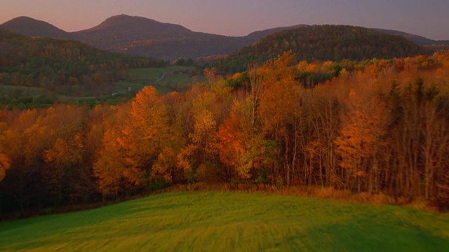 从空中俯瞰秋天/新英格兰的农田、森林和山脉视频素材
