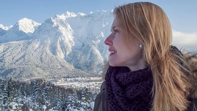 年轻女子的肖像在山前全景在冬天视频素材