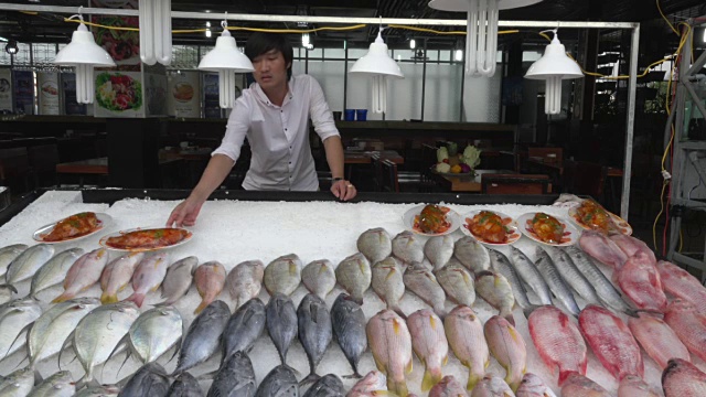 一个男人在海鲜餐厅安排鱼自助餐视频下载