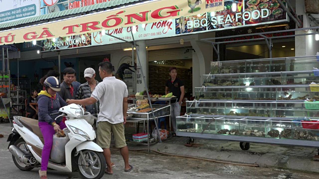 越南人在海鲜餐厅前视频下载