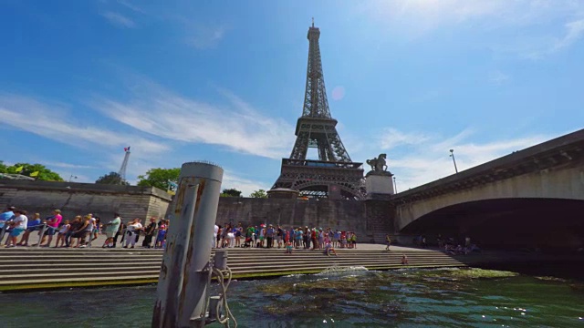 从塞纳河上的一艘船上可以看到巴黎离开了河岸和埃菲尔铁塔。视频素材