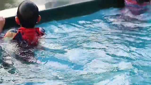 游泳的男孩视频素材