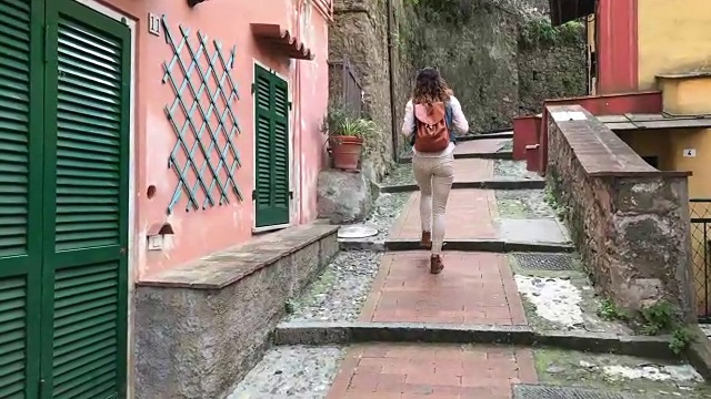 一名游客走在Lerici典型的小巷里视频下载