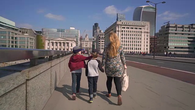 步行穿过伦敦桥视频素材