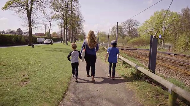 母亲和年幼的儿子们在散步视频素材