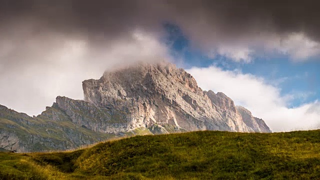 阿尔卑斯山欧洲山脉的延时移动云塞达南蒂罗尔，白云石，意大利视频下载