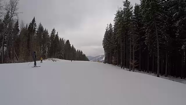从滑雪坡上下来。视频下载