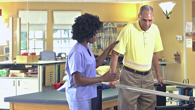 非裔美国物理治疗师帮助病人视频素材