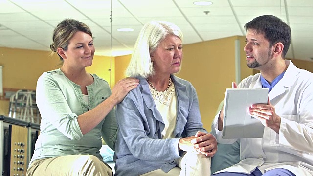 医生给病人和她已成年的女儿带来了好消息视频素材