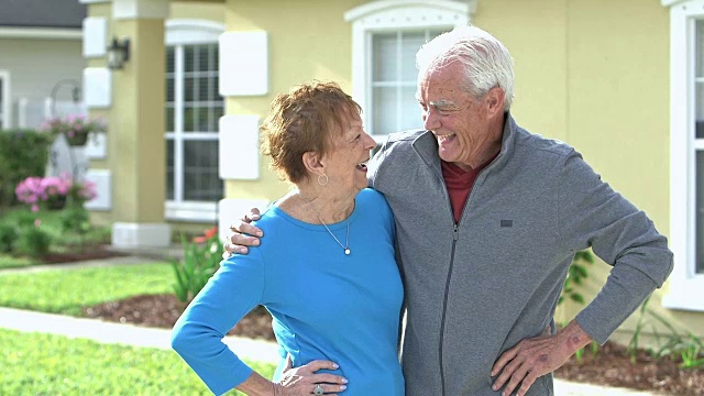 一对老年夫妇一起站在家门口视频素材