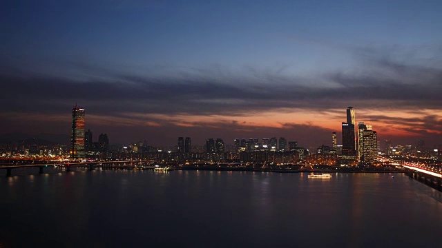 从白天到晚上，63号大楼(直到2009年仍然是韩国最高的摩天大楼)和国际金融中心(国际金融中心)在汉江附近视频素材