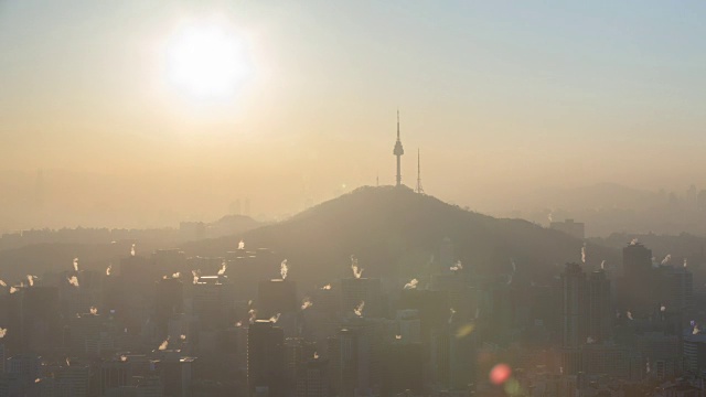 日出时的首尔城和首尔塔(著名的旅游目的地之一)视频素材