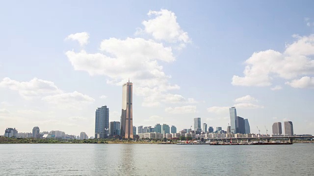 63大楼(直到2009年仍然是韩国最高的摩天大楼)在汉江视频素材