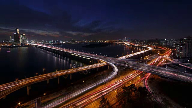 韩江上的马宝大江大桥和江边高速公路视频素材