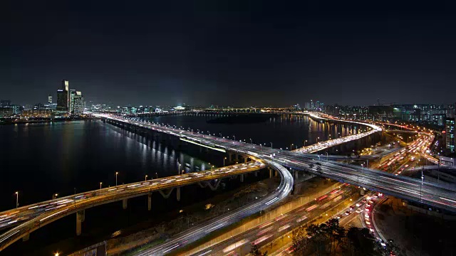 汉江上的马宝大江大桥和江边高速公路夜景视频素材
