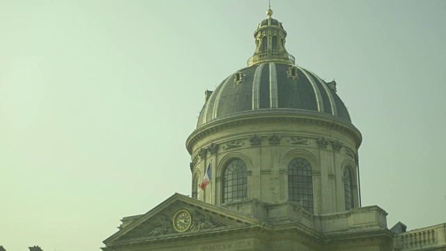法国巴黎莫奈(第6区)著名的法国学院穹顶外的一根柱子上立着法国国旗。视频素材