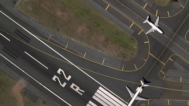 新泽西州纽瓦克国际机场跑道上空的鸟瞰图视频下载
